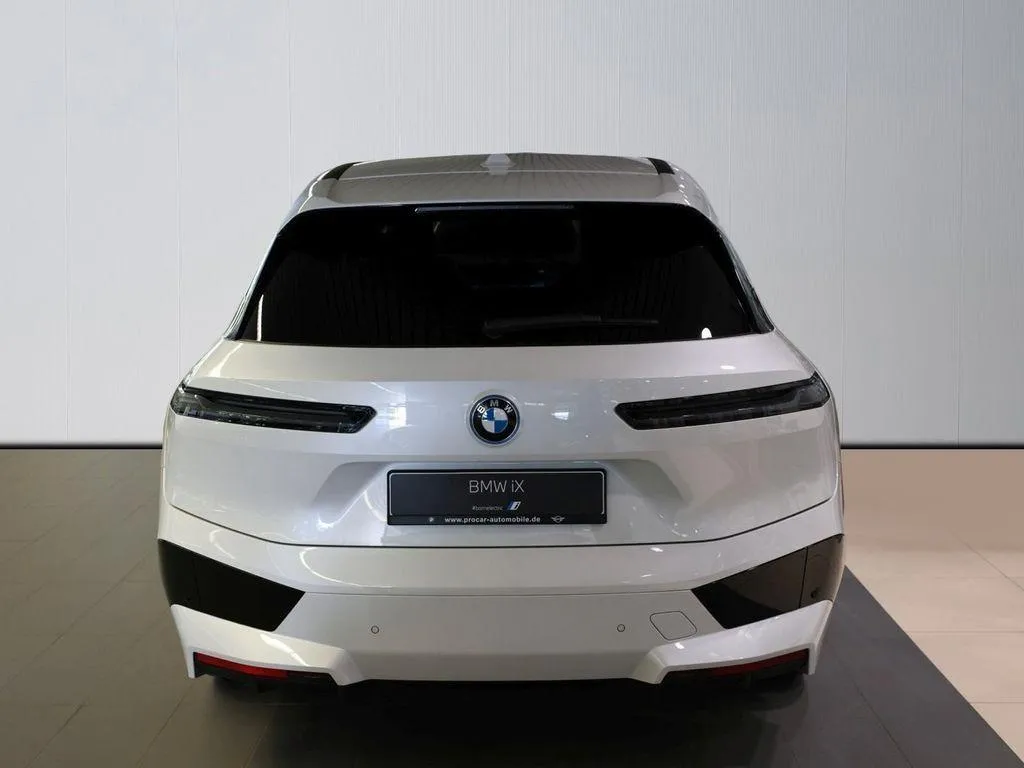 BMW iX  Image 6